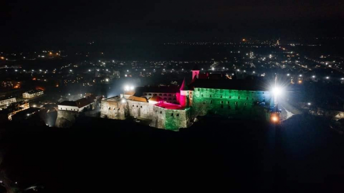 На Закарпатті замок Паланок долучився до світлової ініціативи на підтримку орфанних хворих