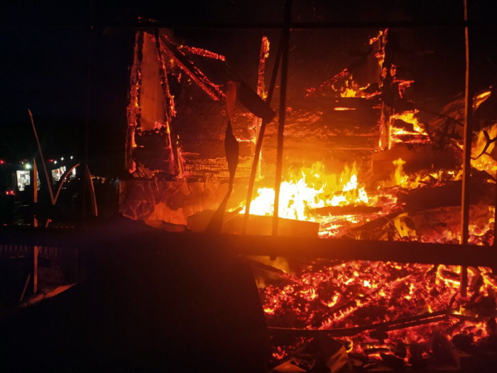 Рятувальники чотири години ліквідовували масштабну пожежу на Тячівщині (ФОТО)