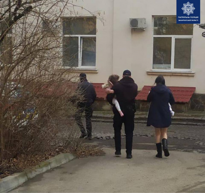 В Ужгороді патрульні евакуювали дітей з палаючої квартири