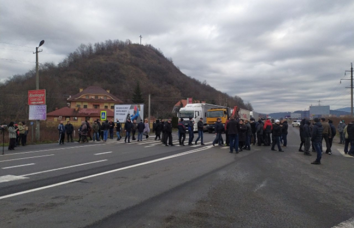 У Мукачеві – протест щодо високих тарифів: люди перекрили трасу Київ-Чоп