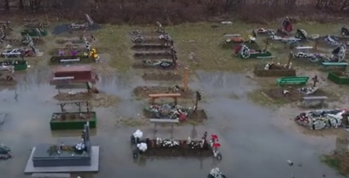 «Трупна» вода: жителі мікрорайону в Мукачеві переживають, що вода з кладовища наповнить скважини
