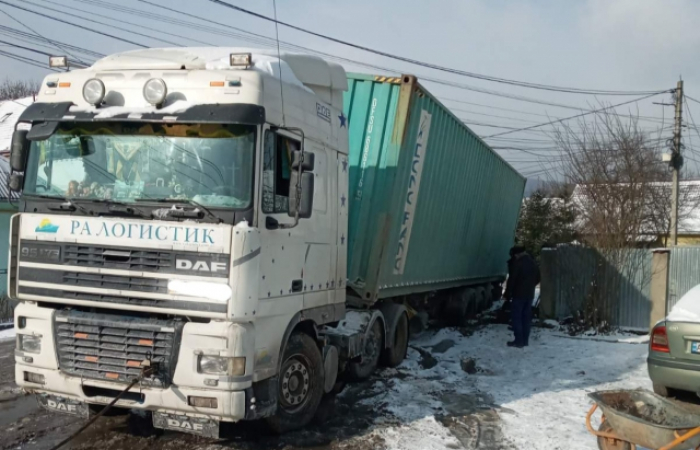 Одразу дві автопригоди з однією вантажівкою трапились на Свалявщині (ФОТО)