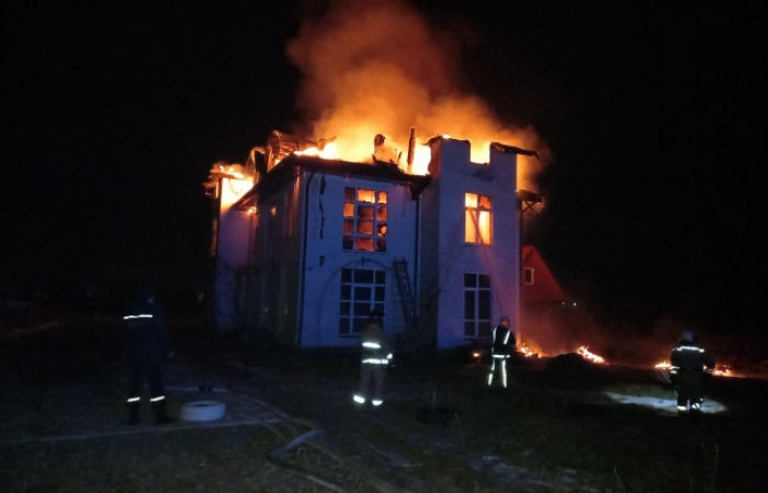 Боролися із полум’ям 5 годин: на Берегівщині згорів туристичний готель "Край неба" (ФОТО)