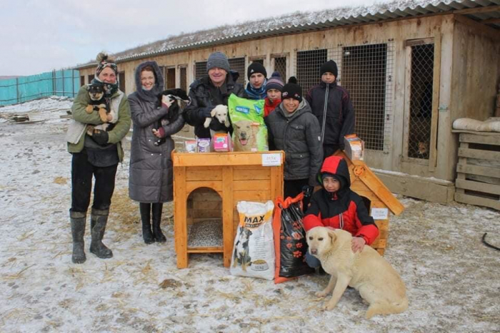 Домівки для друзів: в Ужгороді діти власноруч побудували житло для собак (ФОТО)