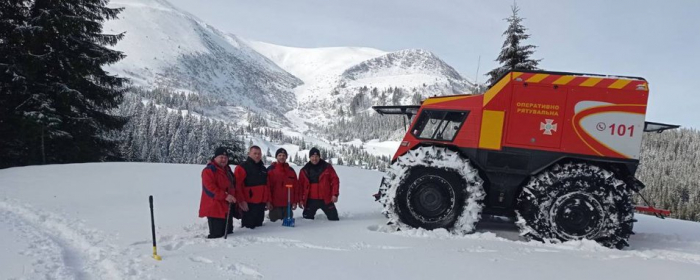Сніголавинна небезпека: закарпатські рятувальники просять утриматися від походів у гори
