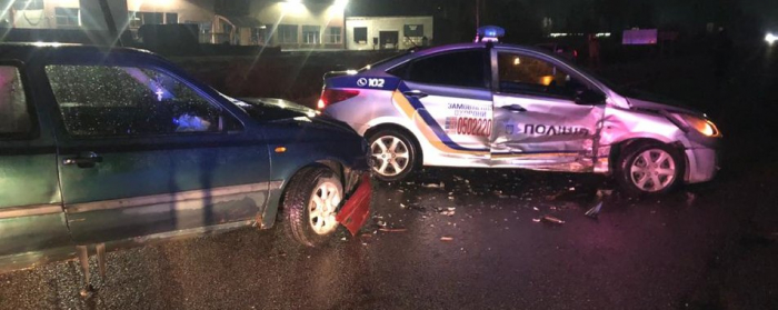 ДТП на Закарпатті: водій в’їхав у службове авто поліції та травмував дільничну офіцерку
