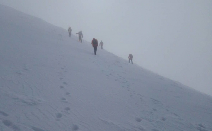 На Закарпатті у горах заблукали 9 туристів-лижників