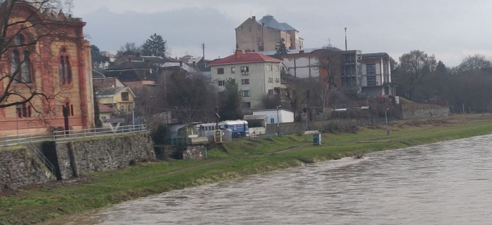 Через сильні опади на високогір'ї Уж майже виходить із берегів ФОТО 