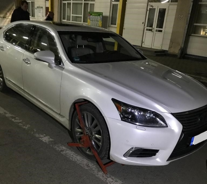 На кордоні в Закарпатті затримали викрадений у Чехії «Lexus» з росіянином за кермом
