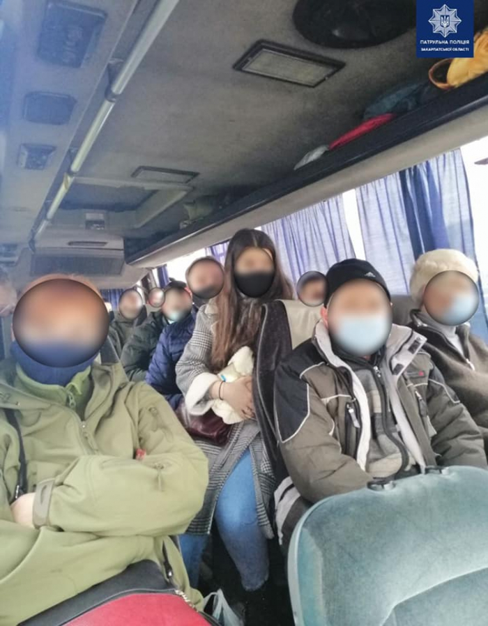 Закарпатські патрульні контролюють дотримання карантинних обмежень в громадських місцях