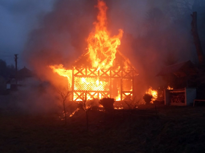 Свалявські рятувальники ліквідували пожежу в лазні (ФОТО)