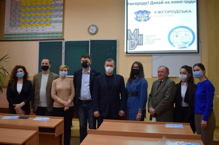 На хімічному факультеті встановили пристрій для контролю стану повітря в Ужгороді