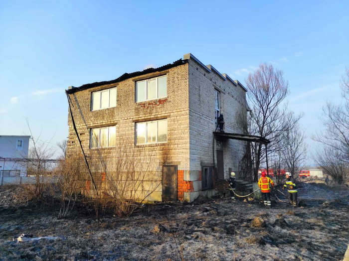 Пожежа на Закарпатті: вогонь з підпаленої трави перекинувся на двоповерхову будівлю