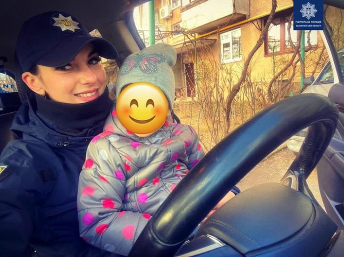 В Ужгороді патрульні звільнили дитину із замкнутого авто (ФОТО)