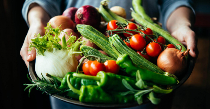 Огірки, цибуля та навіть полуниця: чи варто вживати ранні овочі з ринків Закарпаття (ВІДЕО) 