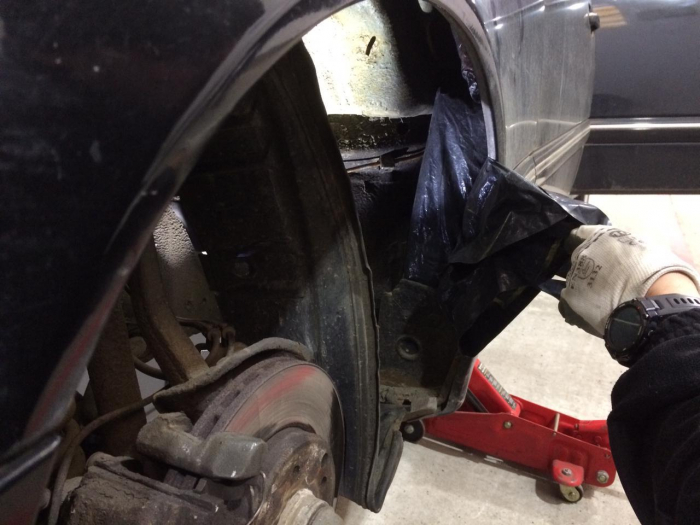 Закарпатські прикордонники знайшли приховані годинники «Apple» у автівці пенсіонерки (ФОТО)