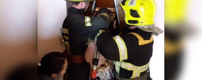 На Закарпатті рятувальники визволили дівчинку, яка застрягла в ліфті
