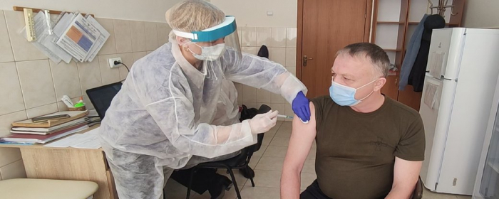 В Ужгороді від COVID-19 вакцинують військовослужбовців