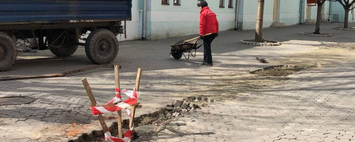 Ремонт зливової мережі на площі Театральній розпочали в Ужгороді
