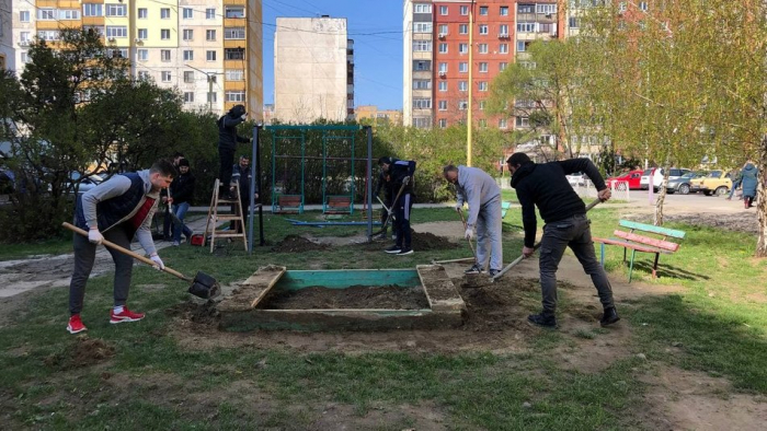 Прибудинкові території прибирали мешканці будинків в Ужгороді