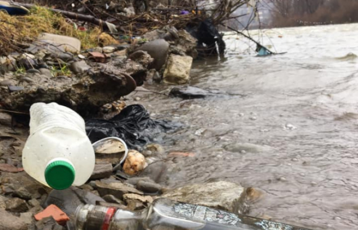 Угорщина знову поскаржилася на тонни сміття із Закарпаття, яке припливає річкою Тиса