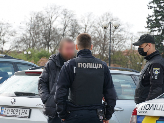 Поліцейські оперативно затримали чоловіка, що зрізав тюльпани на площі Народній в Ужгороді