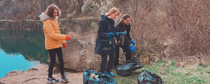 Акцію з прибирання сміття організували волонтери біля ужгородського кар'єру (ВІДЕО)