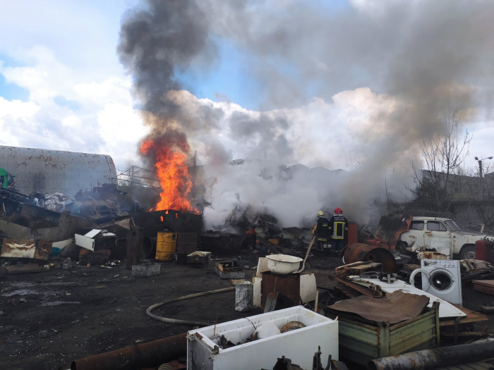 Ужгородські рятувальники ліквідували пожежу на території пункту прийому металобрухту