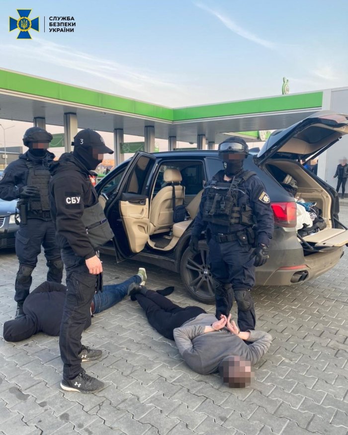 Викрадали людей і погрожували вбивством: на Закарпатті СБУ затримала організатора «бойового осередку» злочинного угруповання