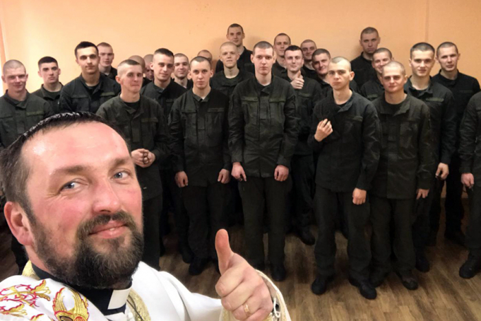 В Ужгороді в батальйоні нацгвардії відтепер є свій капелан, який пройшов строкову службу