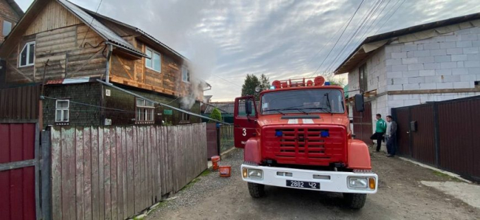 Рахівські вогнеборці не дали пожежі знищити двоповерховий будинок
