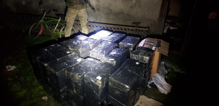 На Закарпатті прикордонники викрили сховок приготовлених для контрабанди цигарок