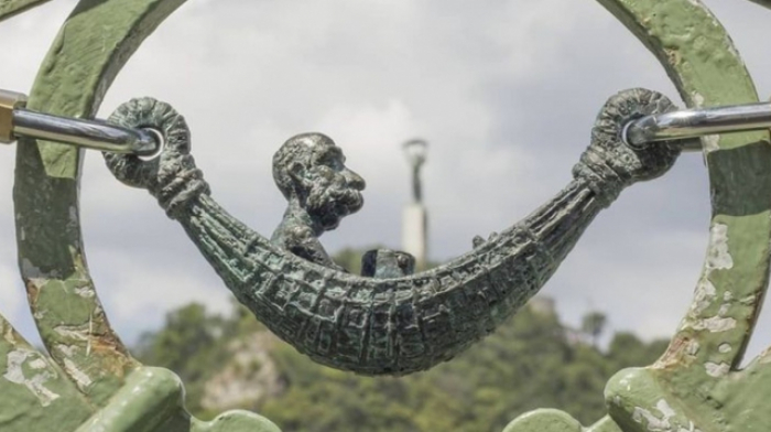 Франц-Йосиф у гамаку: в Будапешті відкрили нову скульпутрку ужгородця Колодка (ФОТО)