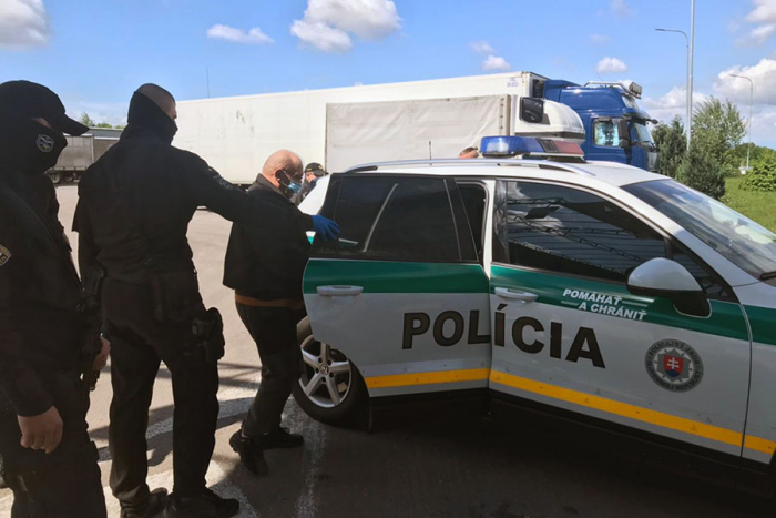 На Закарпатті правоохоронці передали словакам зловмисника, розшукуваного Інтерполом (ФОТО)