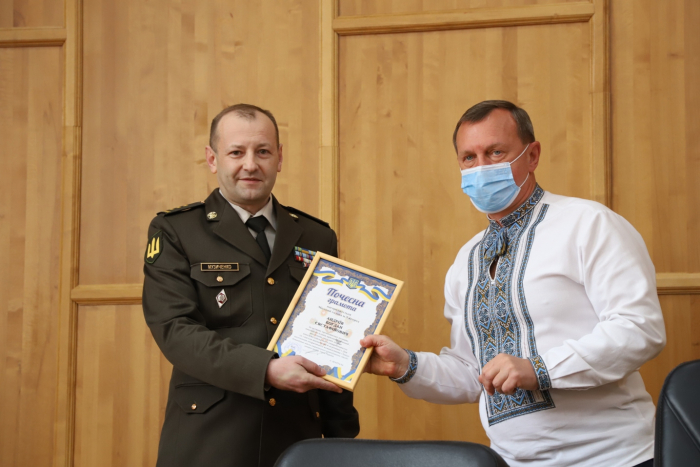 В Ужгороді військові нагородили Богдана Андріїва за активну громадянську позицію та виконання планів призову