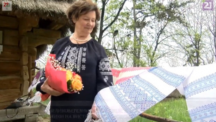 Ганна Беряк представила свої вишивані рушники на виставці в Ужгородському скансені