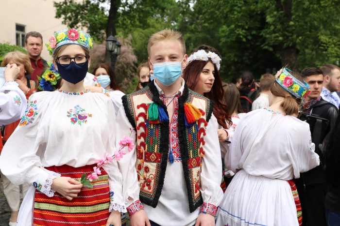 "Марш вишиванок" в Ужгороді зібрав понад 200 людей (ВІДЕО)