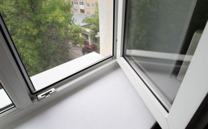 До лікарні доставили в комі: в Мукачеві чоловік впав з балкона на 5 поверсі