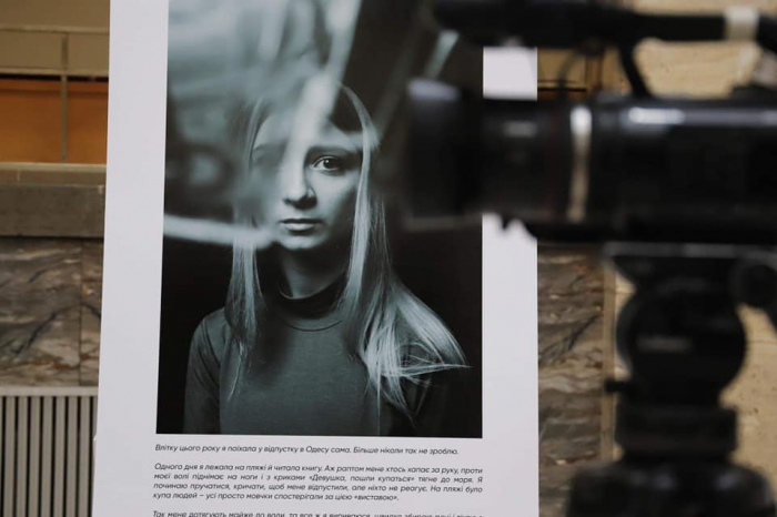 В Ужгороді відкрилася фотовиставка Валентина Кузана, присвячена проблемі домагань у публічних місцях