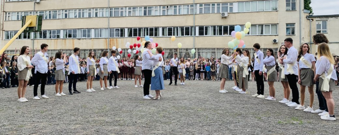 У п'ятій школі Ужгорода останній дзвоник провели для першокласників та випускників