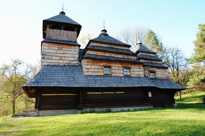 Одна з найстаріших дерев’яних церков бойківського типу на Закарпатті – костринська (ВІДЕО)