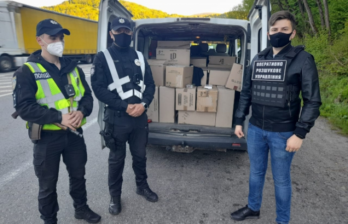 У Нижніх Воротах затримали чоловіка, який віз 54 ящики сигарет (ФОТО)