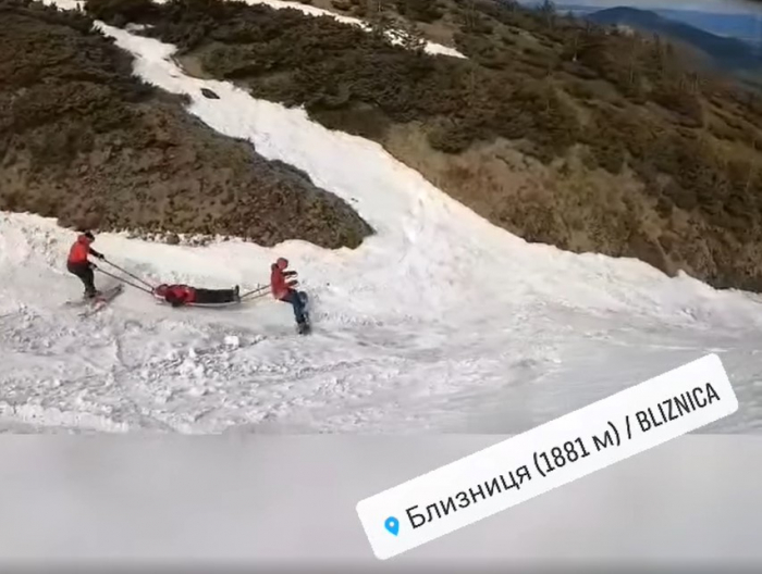 З’явилося вражаюче відео, як гірські рятувальники Закарпаття допомагають туристу