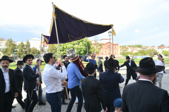 Внесення нового свитку Тори до синагоги: свято, на яке понад 10 років чекали євреї Ужгорода
