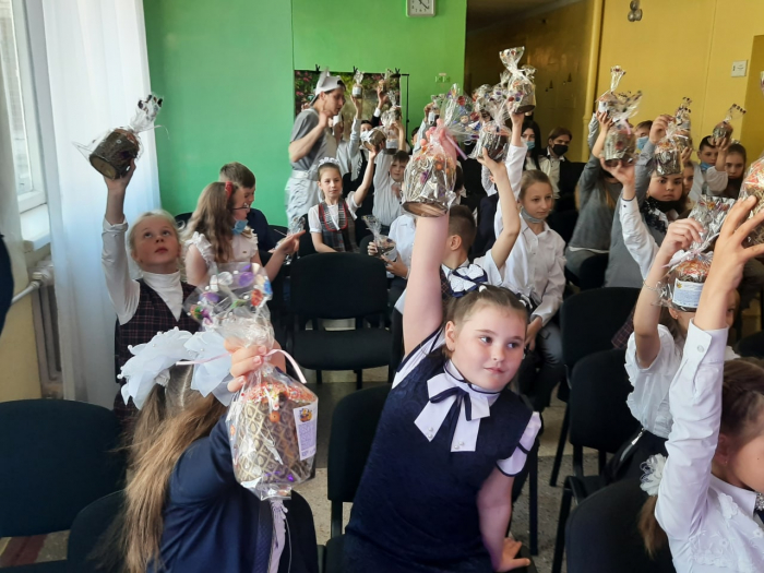 Більше ніж благодійність: «АТБ» передала три тисячі великодніх подарунків дітям із «сірої» зони Донбасу

