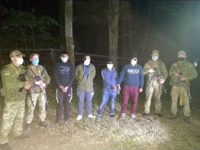 На Закарпатті прикордонники затримали групу нелегалів, які лісом пробиралися у Словаччину