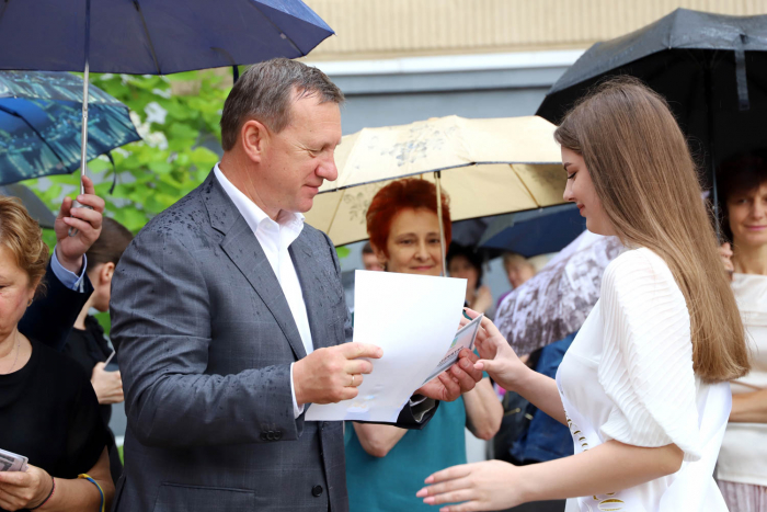 Випускників ужгородської Лінгвістичної гімназії нагородили медалями