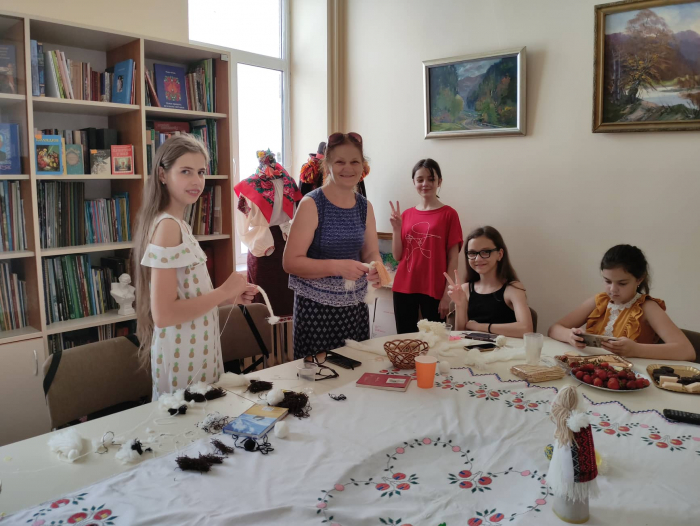 Майстер-клас з виготовлення ляльки-мотанки провели з нагоди Дня Конституції України
