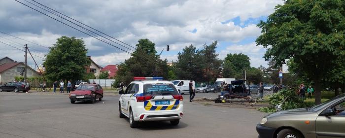 ДТП в Ужгороді: автівка вилетіла на тротуар і знесла електроопору. Травмованих немає, — поліція