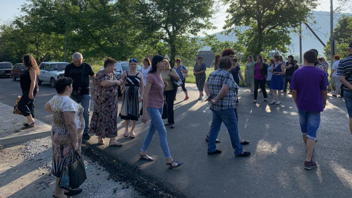 У Великому Березному перекрили дорогу: люди проти закриття школи